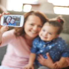mulher tirarndo selfie com criança
