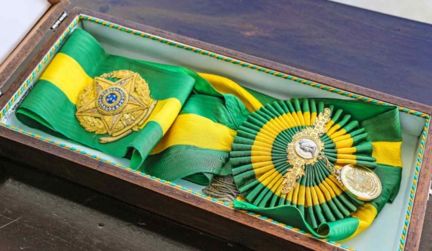 Faixa presidencial usada por Luiz Inácio Lula da Silva guardada em uma caixa