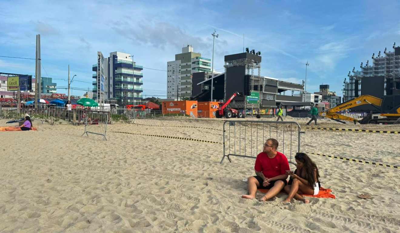 Fãs do SJ Alok a espera do show em Matinhos, no litoral do Paraná