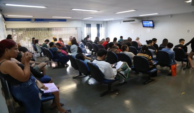 foto de fila do inss em uma das unidades da previdência social