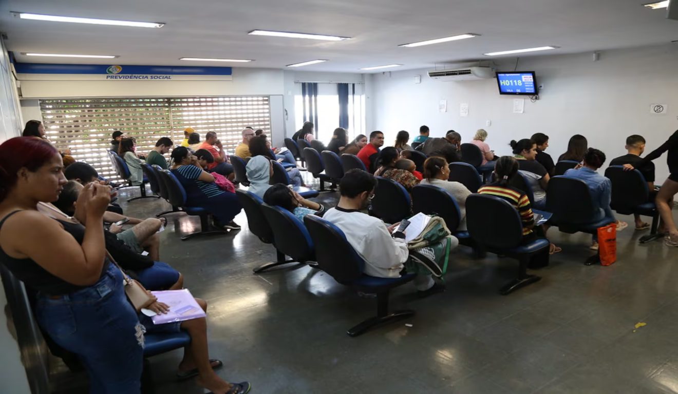 foto de fila do inss em uma das unidades da previdência social