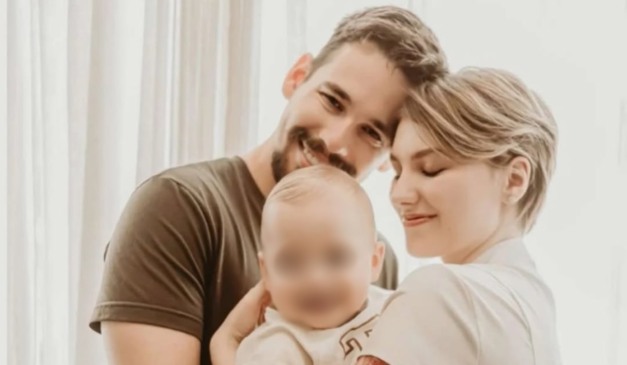 Isabel Veloso acompanhada do marido e com o filho Arthur no colo