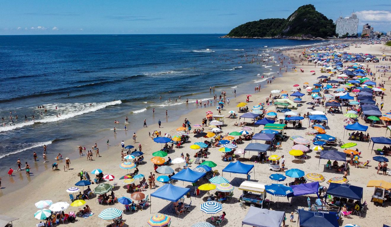 foto da praia para ilustrar passagem de frente fria e volta do calor no paraná