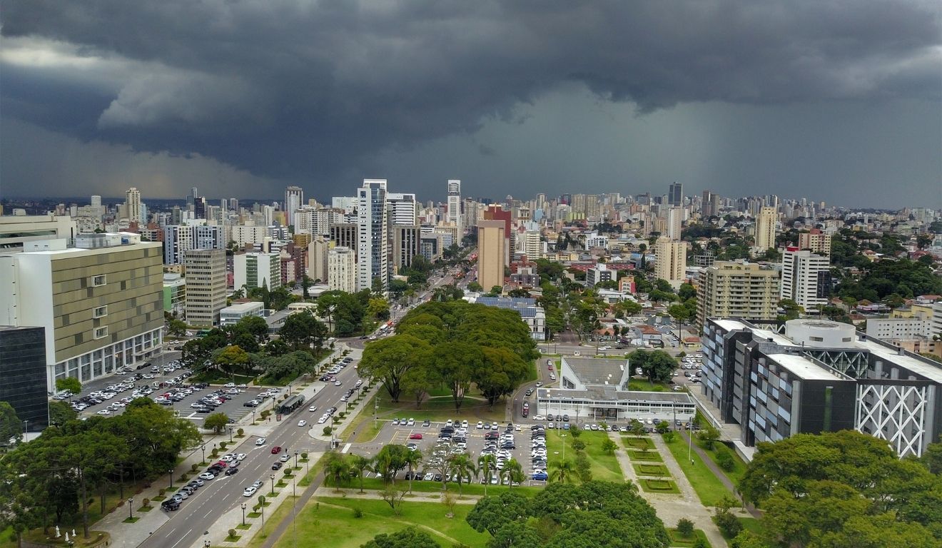 foto do céu cinza para ilustrar chuva e frente fria no paraná
