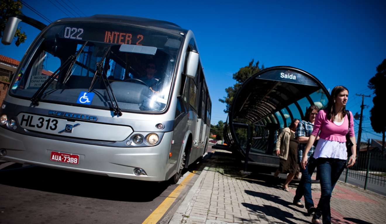 Inter 2 deixando passageiros em tubo de Curitiba