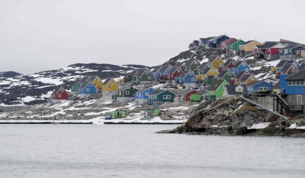 Casas coloridas da Groenlândia, um território da Dinamarca na América do Norte