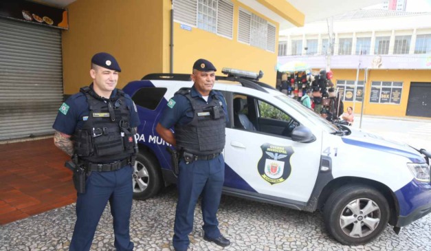 Agentes da Guarda Municipal patrulham o Centro de Curitiba