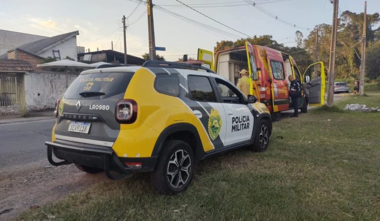 Viatura da Polícia Militar e ambulância do Corpo de Bombeiros, no bairro Cajuru, em Curitiba, local onde o homem espancado com barras de ferro foi encontrado.