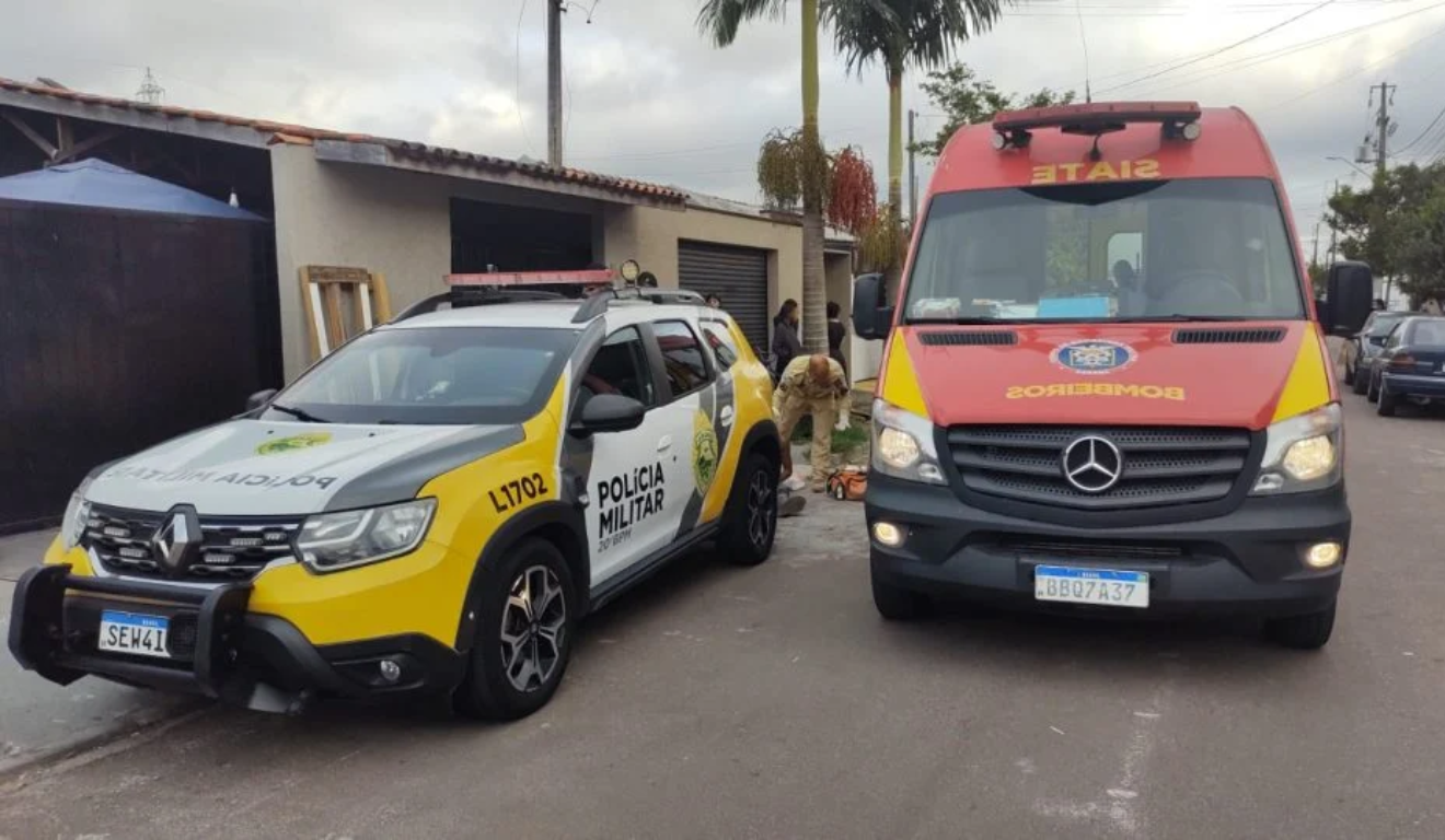 Viatura da Polícia Militar e ambulância do Corpo de Bombeiros em frente ao local onde o homem que foi atingido na cabeça por uma garrafa foi encontrado.