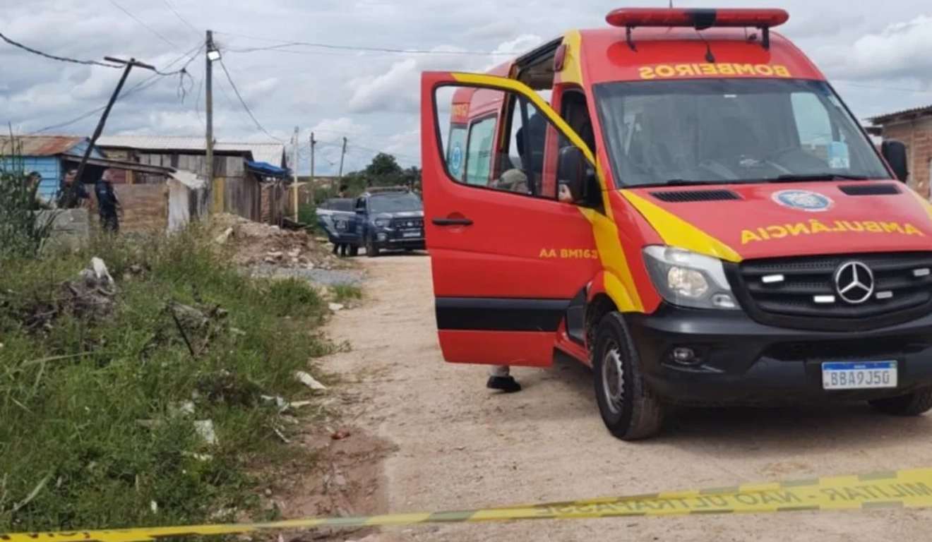 Ambulância do Siate presta atendimento em Araucária após troca de tiros entre a Guarda Municipal e homem acusado de violência doméstica.