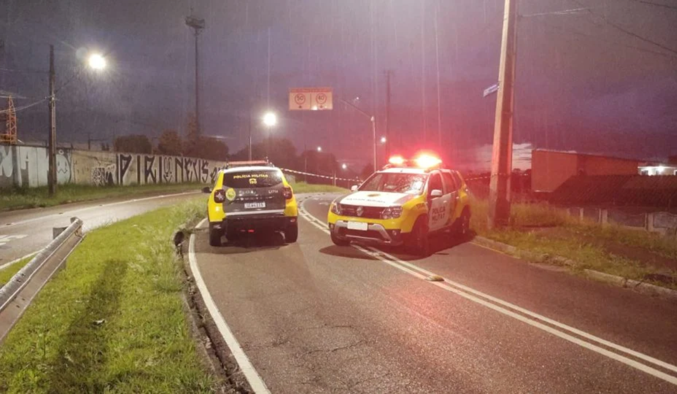 Duas viaturas da Polícia Militar na rua do Sítio Cercado, em Curitiba, onde um homem morreu após confronto armado com os agentes.