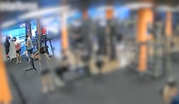 Momento em que homem entra na academia e é morto