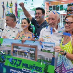 Ratinho Junior e equipe comemorando construção do hospital em Matinhos