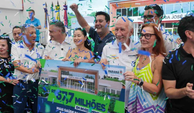 Ratinho Junior e equipe comemorando construção do hospital em Matinhos