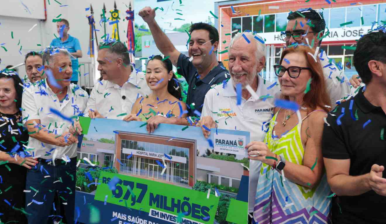 Ratinho Junior e equipe comemorando construção do hospital em Matinhos