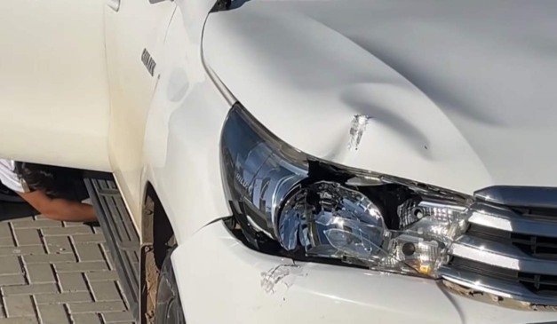 Carro amassado após idoso ser atropelado