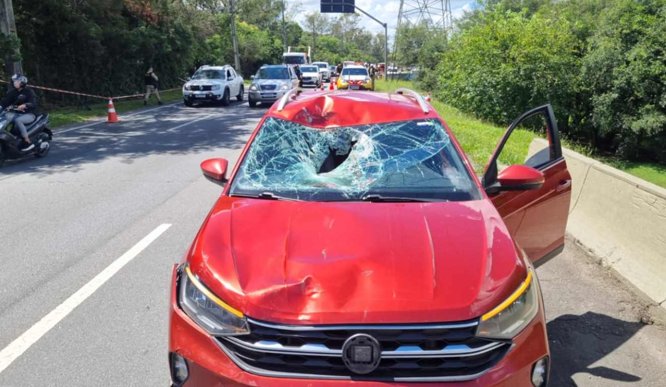 Carro com o parabrisa quebrado após atropelamento na Avenida das Torres, em Curitiba