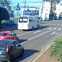 Acidente no Centro de Cascavel flagrado por c&acirc;mera de seguran&ccedil;a