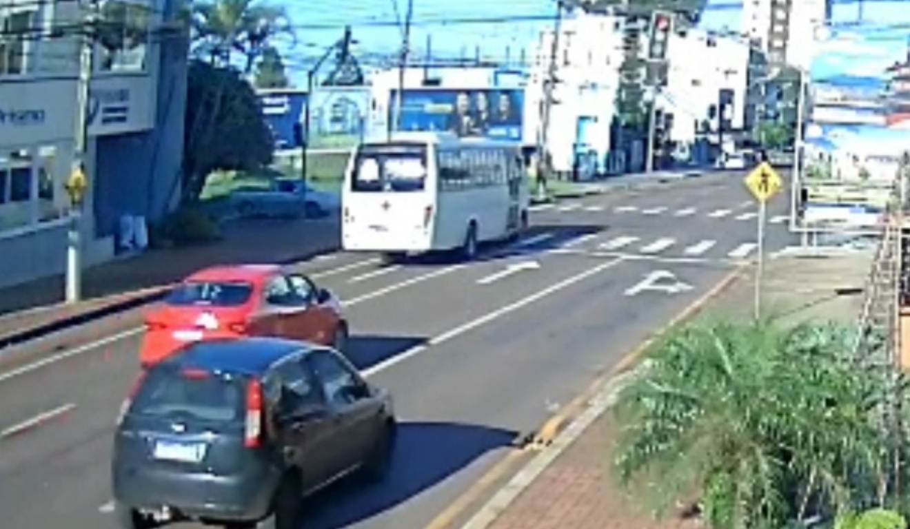 Acidente no Centro de Cascavel flagrado por câmera de segurança