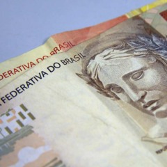 Cédulas de R$ 50 e de R$ 20 sobre a mesa