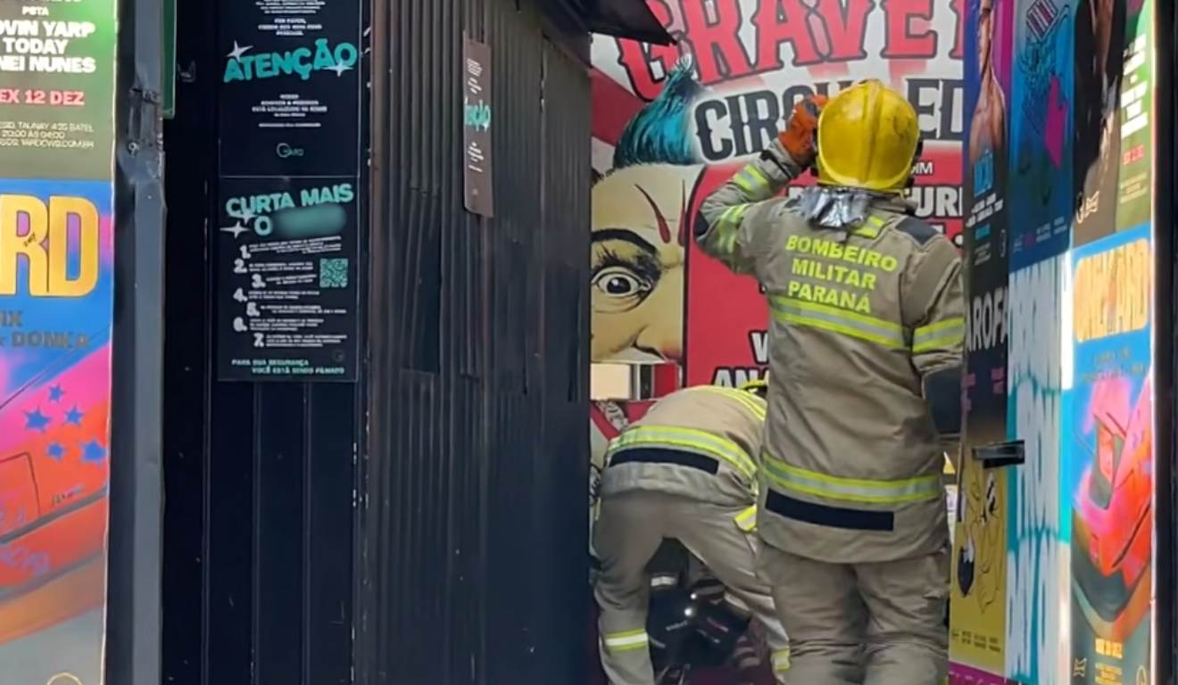 Bombeiros durante incÊndio em casa noturna de CUritiba