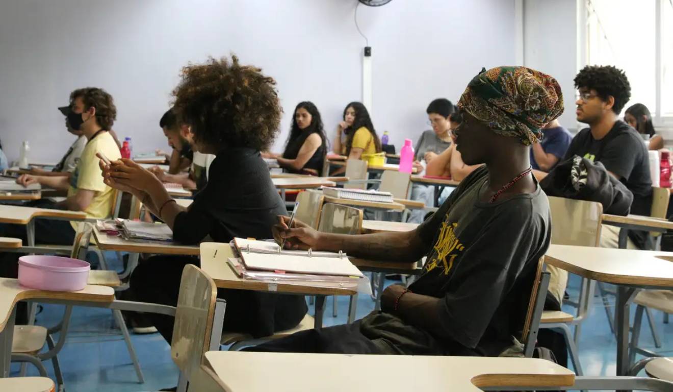 Alunos em uma sala de aula realizando prova