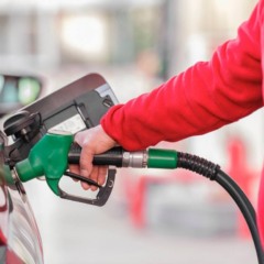 Homem abastecendo carro em posto de combustível