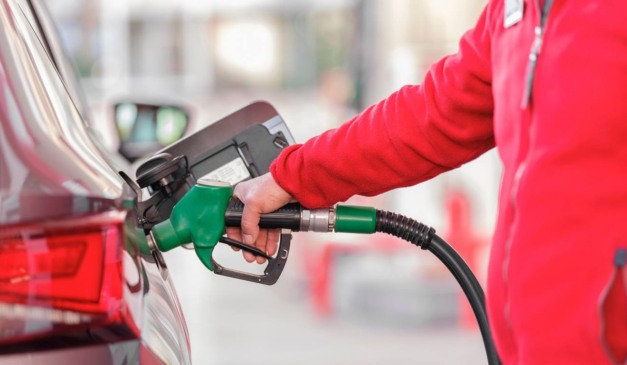 Homem abastecendo carro em posto de combustível