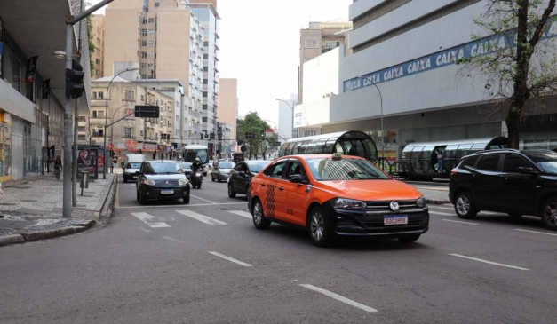 Carros em rua de Curitiba