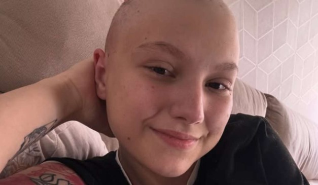 Isabel Veloso passando a mão na cabeça