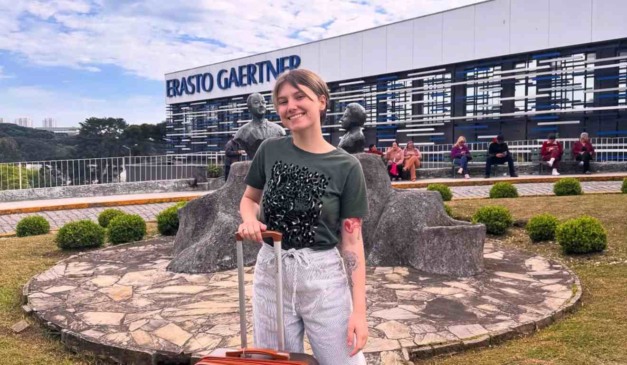 Isabel Veloso em frente ao Hospital Erasto Gaertner