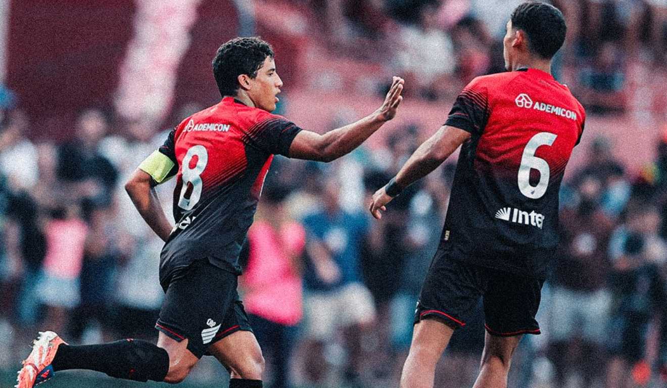 João Cruz comemora com Claudinho após marcar o gol do Athletico contra o Cianorte.