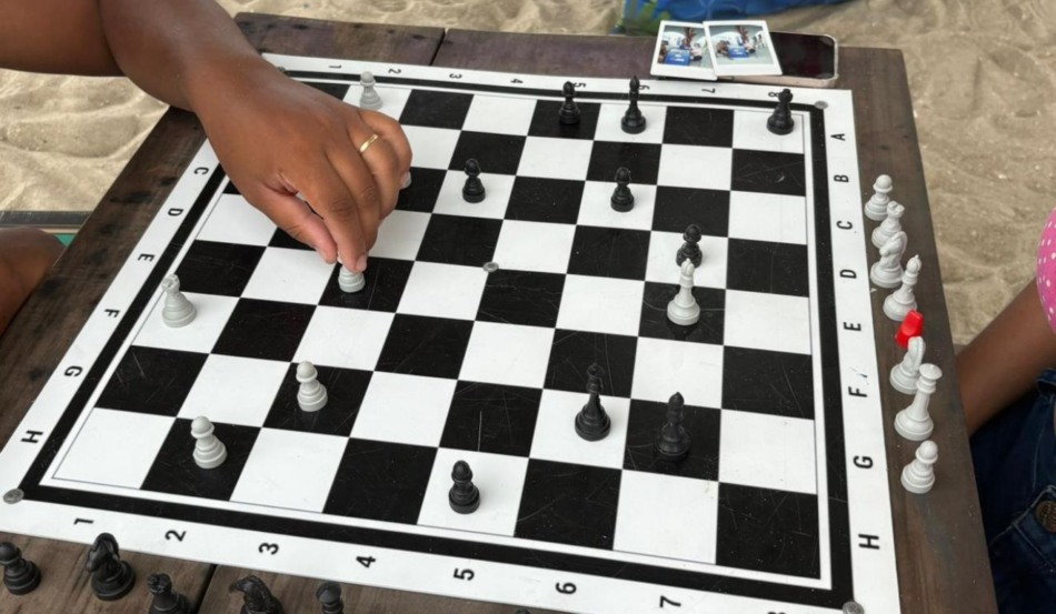 casal jogando xadrez na arena mundo ric