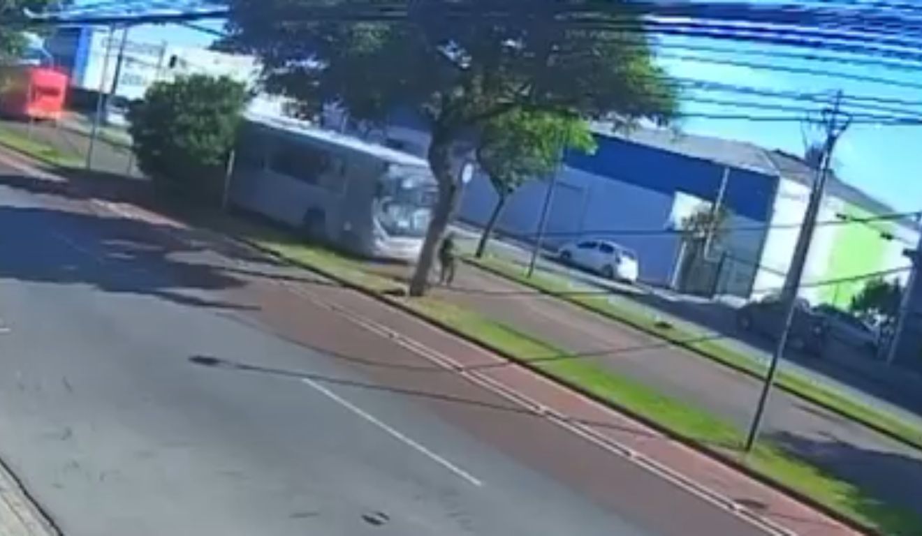 Momento em que jovem é atropelado por ônibus