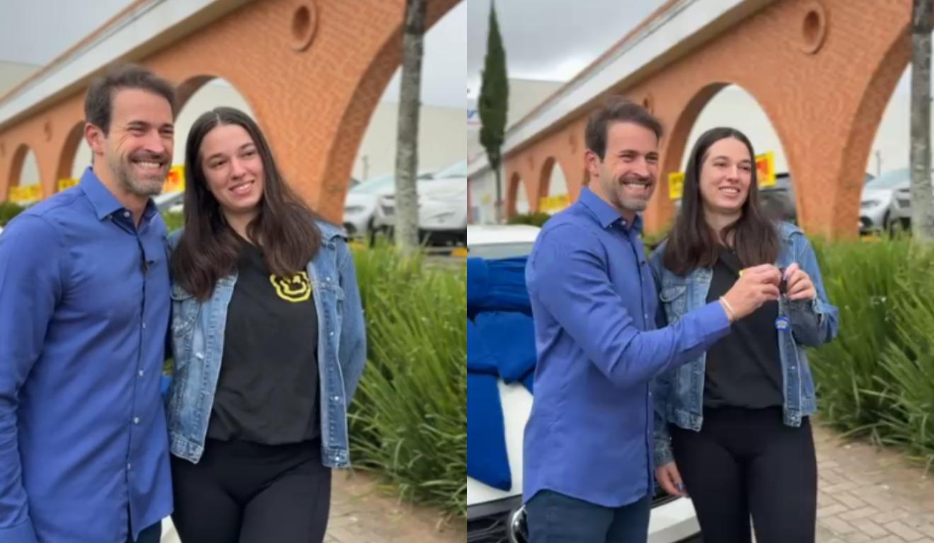 Jovem mãe ganhando carro de rede de supermercados