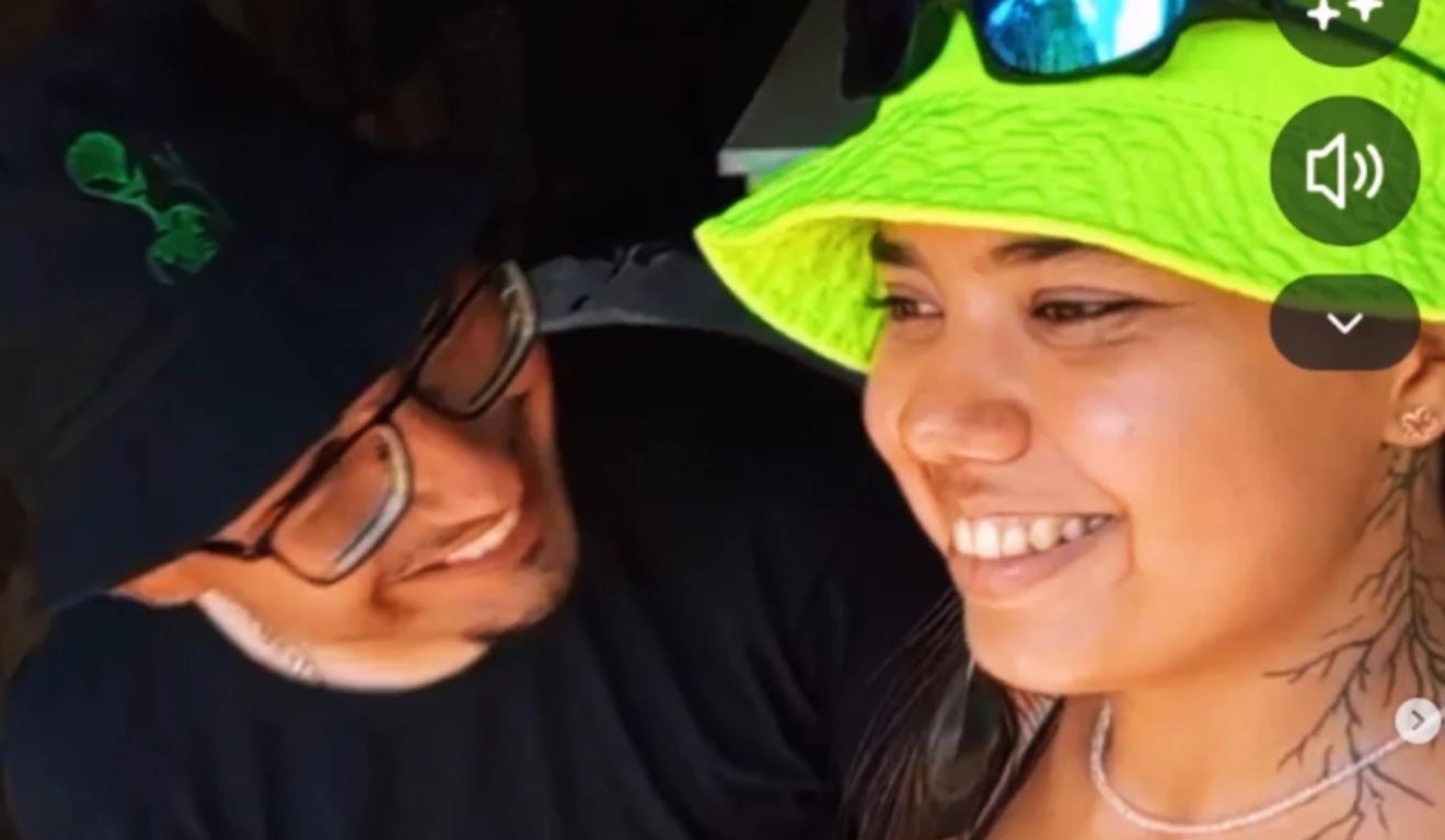 Roberto sorrindo para Thayane de chapéu verde