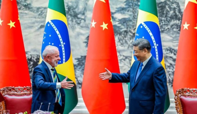 Presidente do Brasil, Luiz Inácio Lula da Silva, cumprimenta o presidente da China, Xi Jinping, durante visita ao país em maio de 2025.