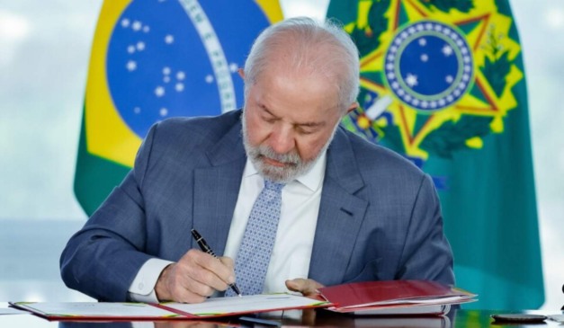 Presidente do Brasil Luiz Inácio Lula da Silva despacha em seu gabinete no Palácio do Planalto