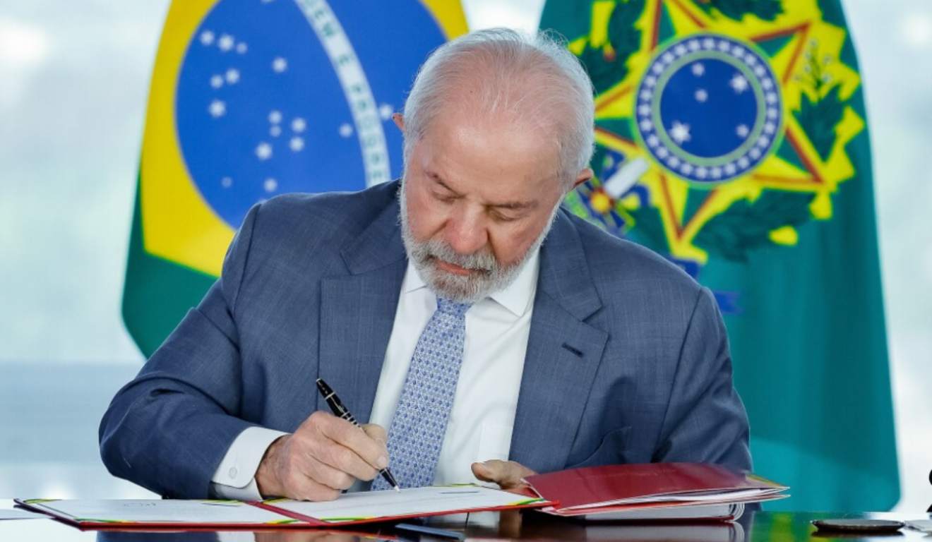 Presidente do Brasil Luiz Inácio Lula da Silva despacha em seu gabinete no Palácio do Planalto