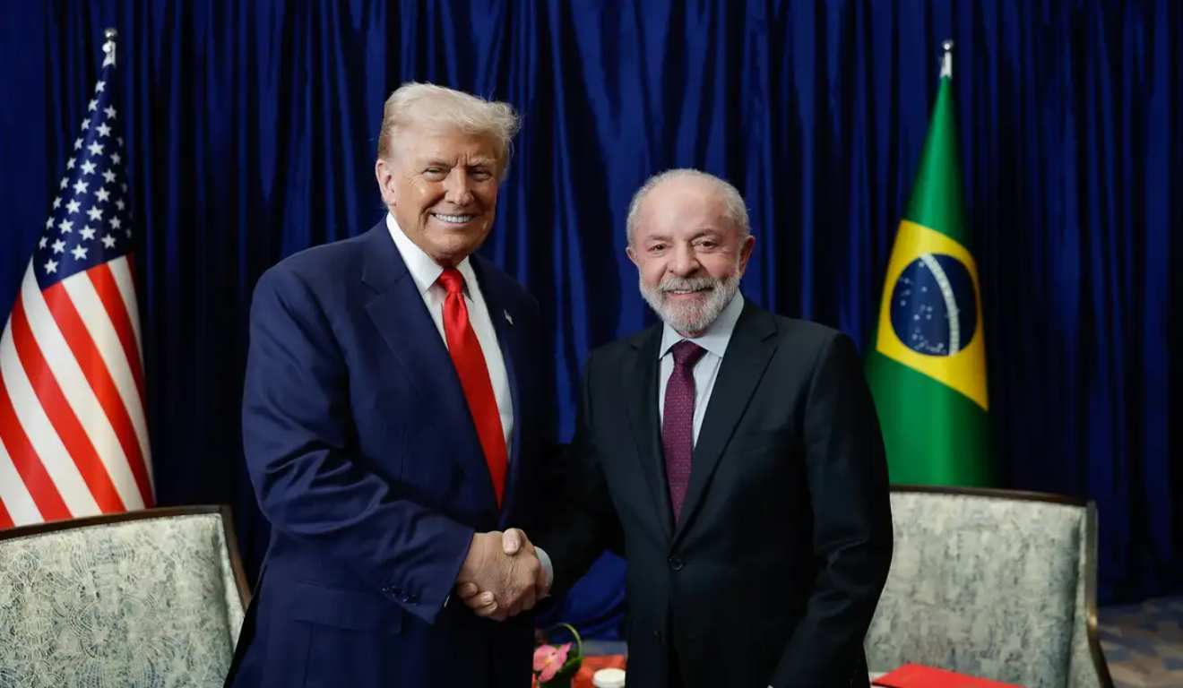 Lula e Trump se cumprimentando