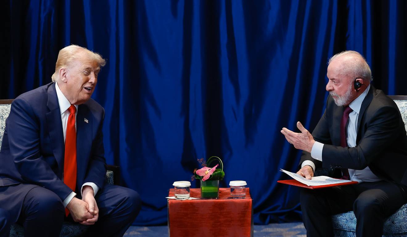 Presidente dos EUA, Donald Trump, conversa com o presidente do Brasil, Luiz Inácio Lula da Silva, em reunião bilateral na Malásia, em outubro de 2025