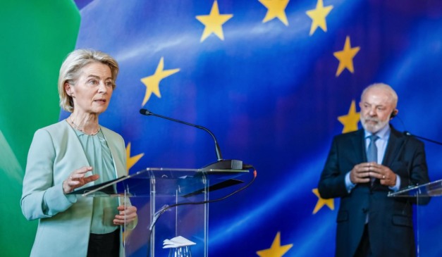 Presidente da Comissão Europeia, Ursula von der Leyen, e o presidente do Brasil, Luiz INácio Lula da Silva, em coletiva de imprensa do acordo Mercosul - União Europeia