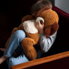 crian&ccedil;a abusada escondida atr&aacute;s de urso de pel&uacute;cia