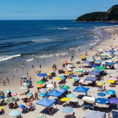 Praia de Matinhos lotada com barracas