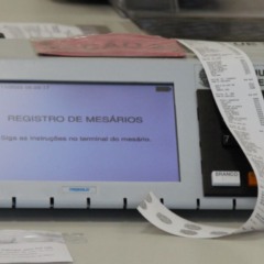 Urna eletrônica registra os nomes dos componentes da seção eleitoral