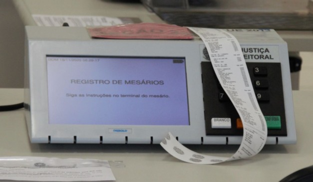 Urna eletrônica registra os nomes dos componentes da seção eleitoral
