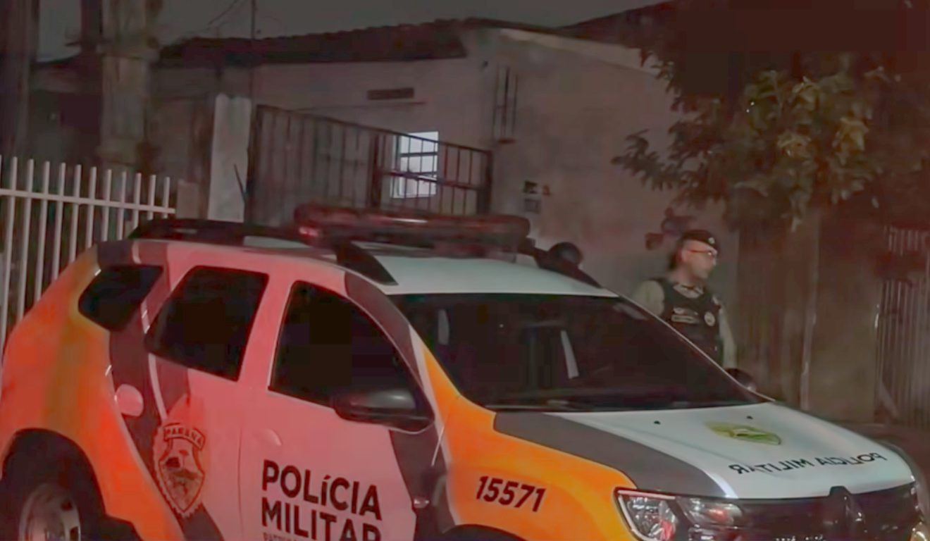 Viatura da polícia em frente a casa de morador agredido no bairro Xaxim