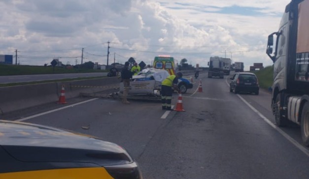 Saveiro capotada em acidente no COntorno Leste