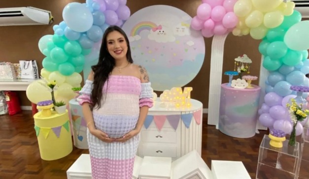 Nycolle Navarro Fatuch durante o chá de bebê das gêmeas