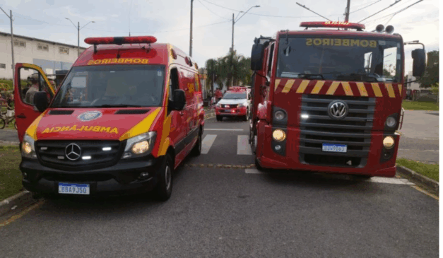 Foto da ambulância do Siate, junto de um caminhão do Corpo de Bombeiros, no local do acidente onde o motociclista de 20 anos morreu após colisão com um carro em Araucária, na RMC.